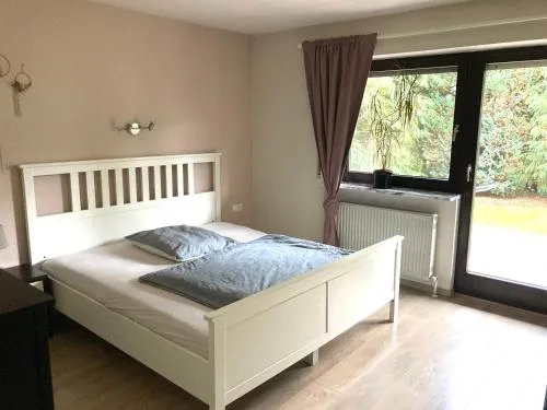 ruhiges Gästezimmer mit King-Size-Bett in Wendelstein, Deutschland