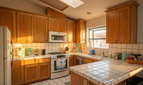 廚房, Spacious 3BR Home with Hot Tub & Private Yard in 格羅弗海灘
