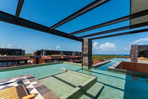 AMIRA Luxury 3BR PH with Rooftop Pool & shared Gym