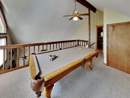 Mountain Charm 3 Bedrooms Sleeps 6 Private Wood Fireplace Pool Table - image 22