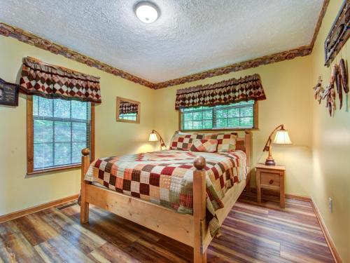 Mountain Charm 3 Bedrooms Sleeps 6 Private Wood Fireplace Pool Table - image 34