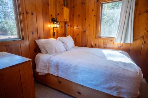Traditional Cabin - First on the Water - Nearest to Marine - Netflix CB10 in Babbitt