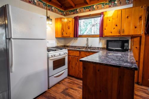 Traditional Cabin - First on the Water - Nearest to Marine - Netflix CB10 in Babbitt
