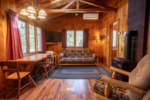 Hotelli välisilme, Traditional Cabin - First on the Water - Nearest to Marine - Netflix CB10 in Babbitt