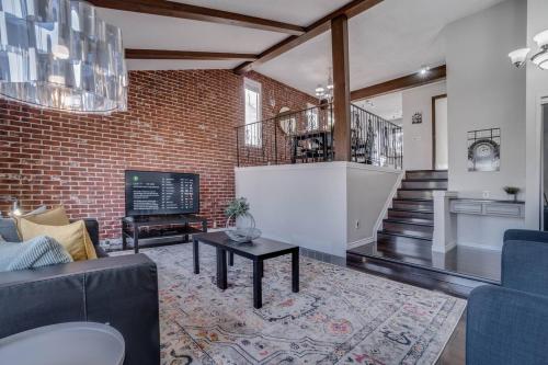 Edmonton House w/5BR/3BA/2Kitchens & Fenced Yard – khách sạn tại Griesbach