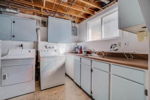 Edmonton House w/5BR/3BA/2Kitchens & Fenced Yard - image 3