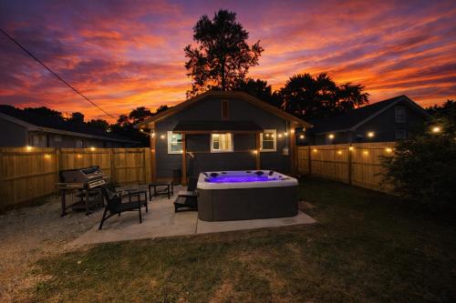 Broad Ripple 2 Kings, Arcade, Fireplace, Firepit, Hot Tub, EV Chrger
