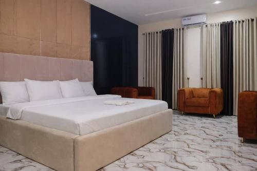 Tiano Hotel & Suites