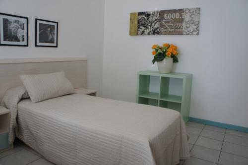 1 queen bed, 1 twin bed, 1 sofa bed