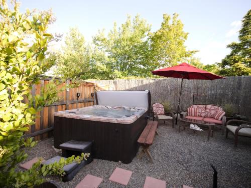 RedTail Inn - 3 Suites Sleeps up to 12 in Ashland City Center