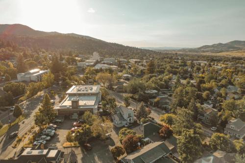 RedTail Inn - 3 Suites Sleeps up to 12 in Ashland City Center
