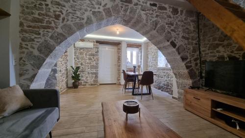Facilities, MENELAUS Stone House in Neapoli