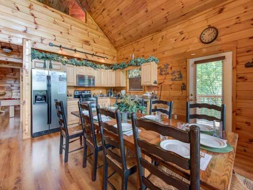 Our Mountain Getaway, 3 Bedrooms, Sleeps 12, Hot Tub, 2 Jacuzzis, WiFi in Sevierville, USA