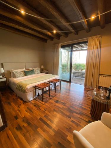 1 king bed, 1 twin bed