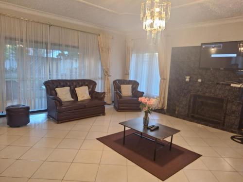 Ashley's 6 Bedroomed Guest House in 北哈拉雷