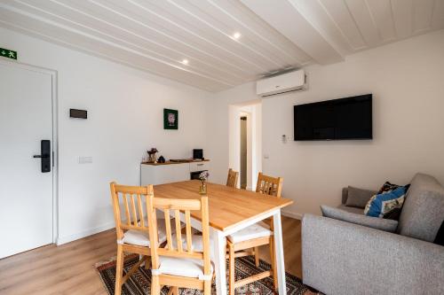 ห้องส่วนกลางสำหรับนั่งเล่น/ดูทีวี, Casa da Chica Apartamento Castelo 1 Esq in โกสตา