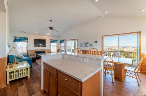 Carolina Cottage - Kitty Hawk, Oceanside, Walk to Beach, Pool, Hot Tub, Pool Table in Κίτι Χουόκ(Βόρεια Καρολίνα)