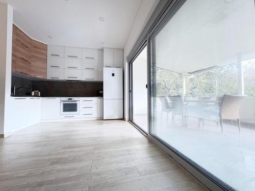 Flat in Budva with terrace and private garden