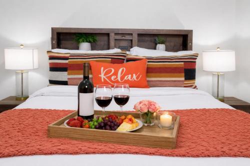 Modern 1BR Suite w AC Sleeps 3, NW Bakersfield