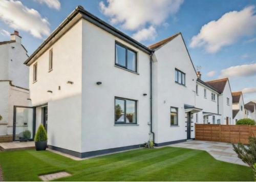 Dreghorn House 5 b-rooms 9 beds 3 toilets 2 showers,1 bath 2 receiption Secure free Parking 233 Wifi, Edynburg