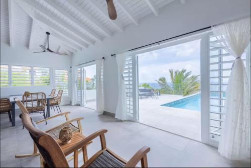 VillaDelSol-Ocean Front Resort-Pool-up to 8 Guests-Walk to the Beach in Willibrordus