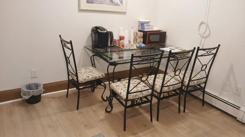 King-bed room with private bath -FREE WIFI-- New London-Mystic in New London (CT)