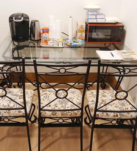 King-bed room with private bath -FREE WIFI-- New London-Mystic in New London (CT)