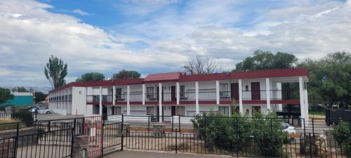 Red Arrow Inn & Suites, a Travelodge by Wyndham - Accommodation - Montrose