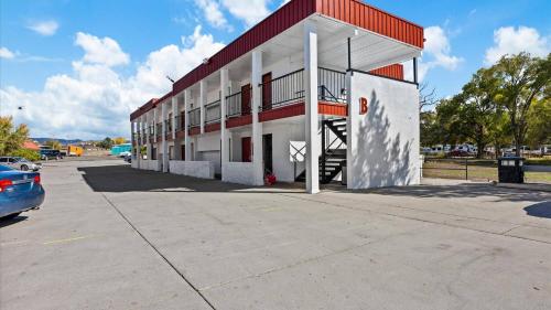 Red Arrow Inn & Suites - image 13
