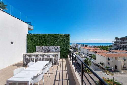 3BR Penthouse w Private Rooftop Pool and BBQ