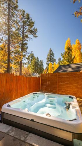 Bồn tắm nước nóng, Arkouda Cabins in Big Bear Lake (CA)