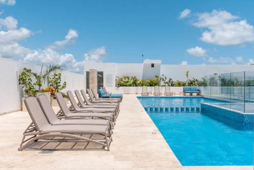 Stylish 1BR Beachside Retreat