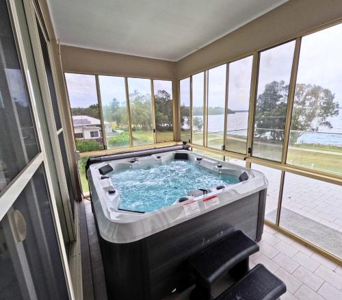 Royal Retreat Peaceful Lakefront in Lake Munmorah