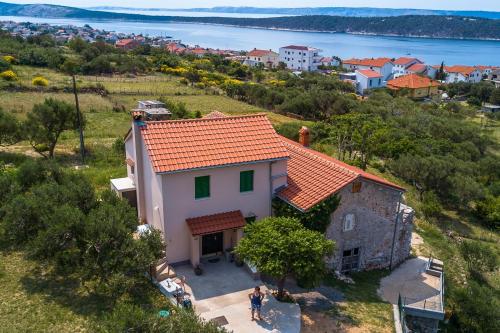 Holiday house with a parking space Banjol, Rab - 20120 – khách sạn tại Banjol