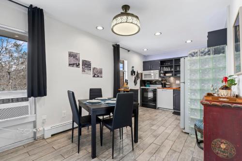 kuhinja, Old Town Condo Near CSU with Pool, Sauna, Gym and Bikes in East Dale