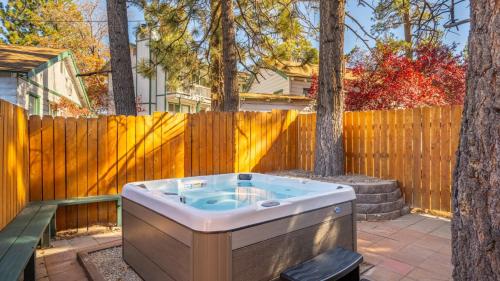 Bồn tắm nước nóng, Arkouda Cabins in Big Bear Lake (CA)
