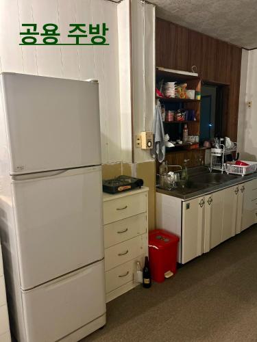 Kitchen, MACARA Guesthouse in Nichinan