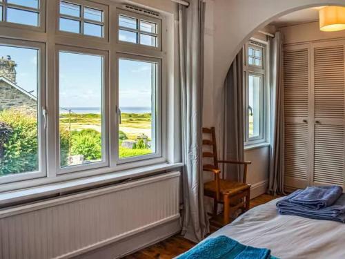 A környék, Harlech castle and beach home in Harlech