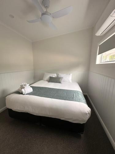 1 queen bed, 1 twin bed, 1 bunk bed
