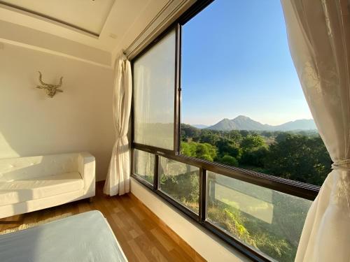 Serene Hill view 1BHK I Pool & Gym I Udaipur – khách sạn tại Bari