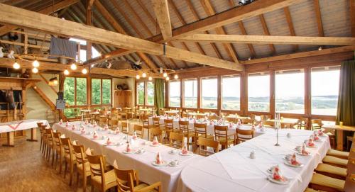 บริการและสิ่งอำนวยความสะดวก, Hotel Neue Hohe in คลิงเกนแบร์ก