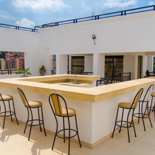 ผับ/เลาจน์, Luxury Stays near Two Rivers Mall Ruaka in รูอากา