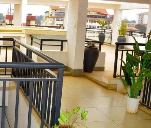 Luxury Stays near Two Rivers Mall Ruaka in รูอากา