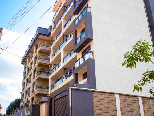 Luxury Stays near Two Rivers Mall Ruaka in รูอากา