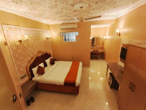 Bed, Ray of Maya Hotel in Agra