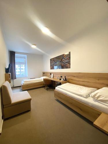 2 twin beds, 1 sofa bed