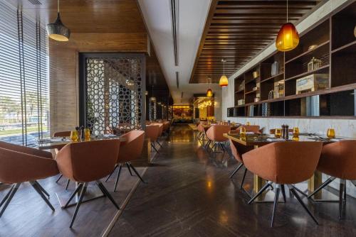 ห้องอาหาร, DoubleTree by Hilton Riyadh-Al Muroj Business Gate in อัล อิซดิฮาร์