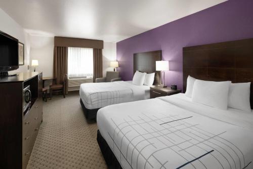 2 queen beds