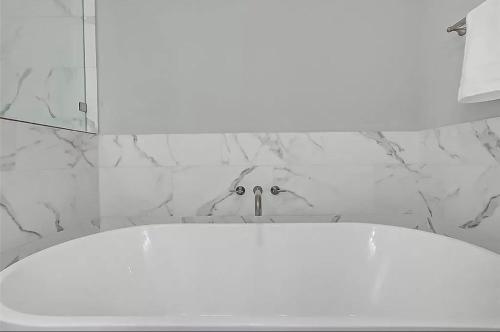 Luxurious 3 Beds/3.5 Baths House- The Heights in Houston, USA