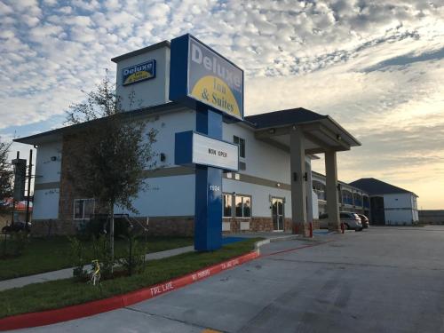 Deluxe Inn & Suites - Baytown